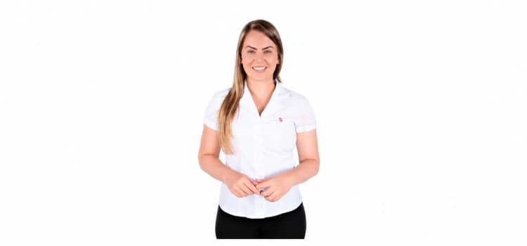 Colaboradora da Intermedicina com camisa branca, com o rosto visível