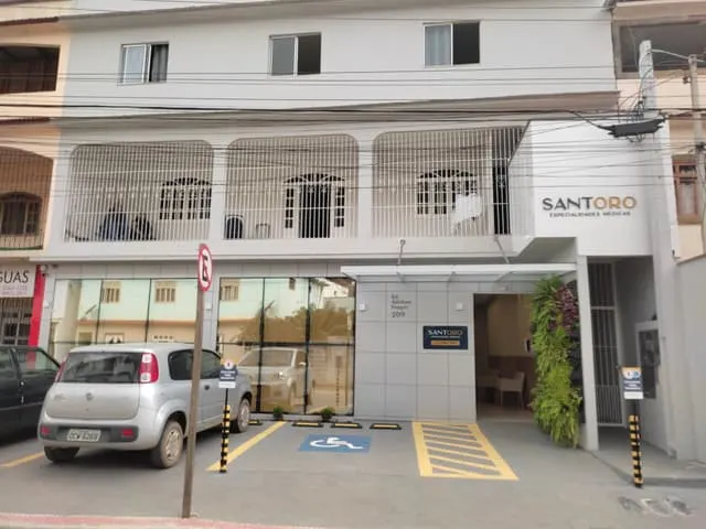 Fachada da unidade I da Clínica Santoro em Santa Maria de Jetibá, em fotografia do site oficial