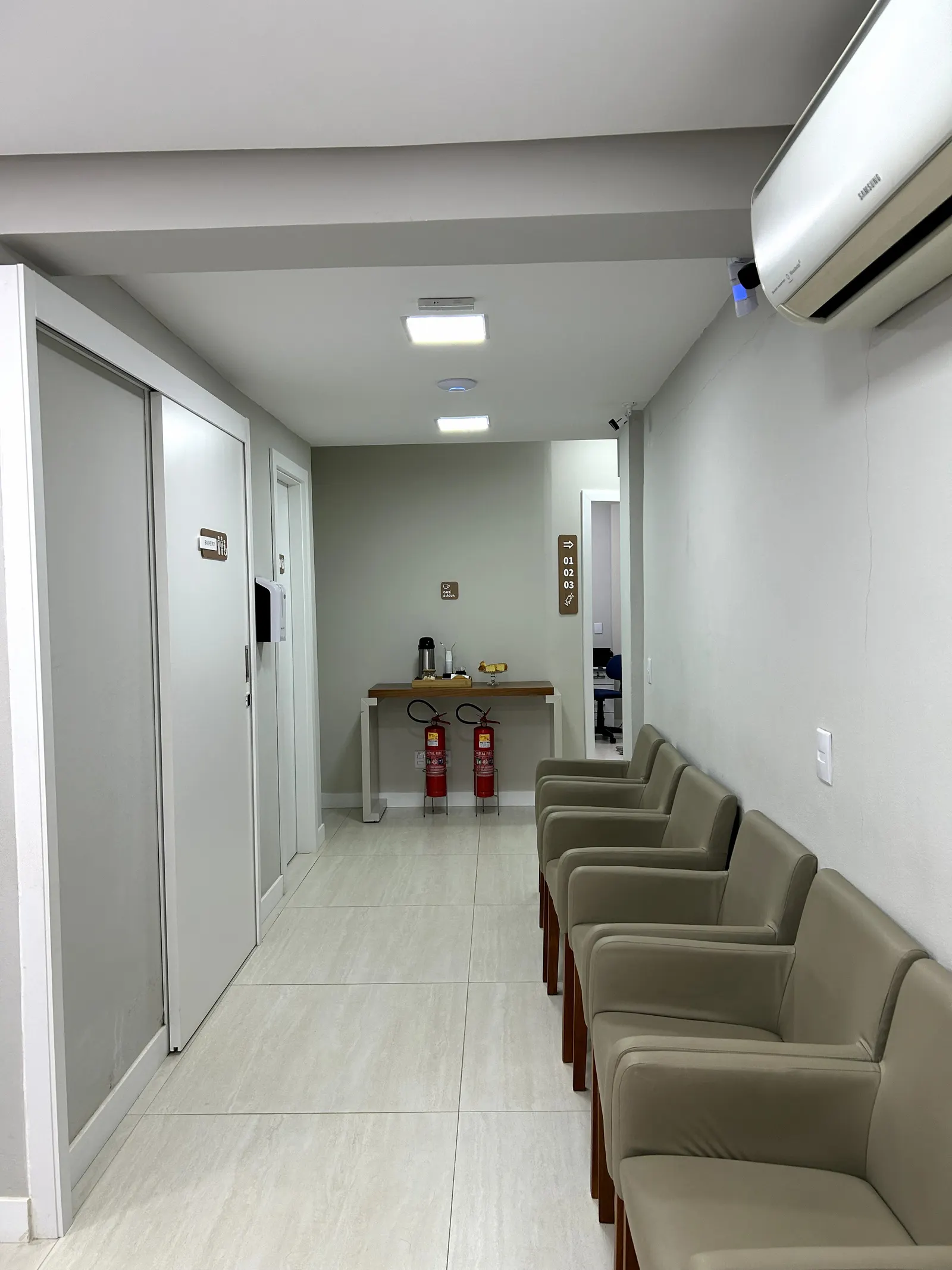 Ambiente de espera da Clínica Santoro, parceira da rede Intermedicina, com poltronas e acesso aos consultórios