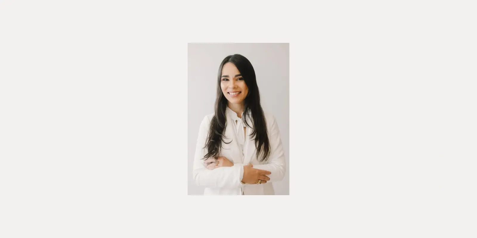 Dra. Caroline Gravel, angiologista da Santoro, em retrato oficial.