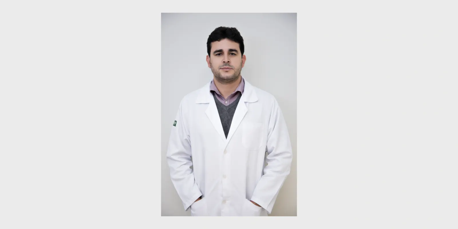 Dr. Túlio Zumak Rojas, urologista da Santoro, em retrato profissional oficial.